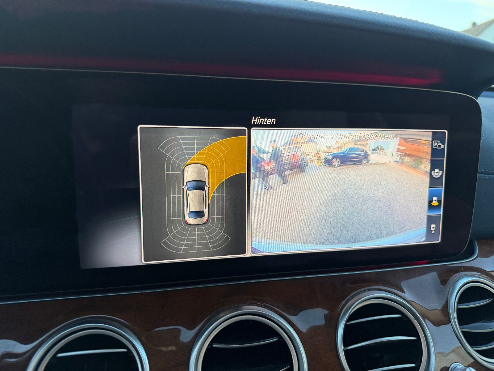 Fahrzeugabbildung Mercedes-Benz E 300 de/AMG/HEAD-UP/VIRTUAL/AMBIENTE/BURMESTER/