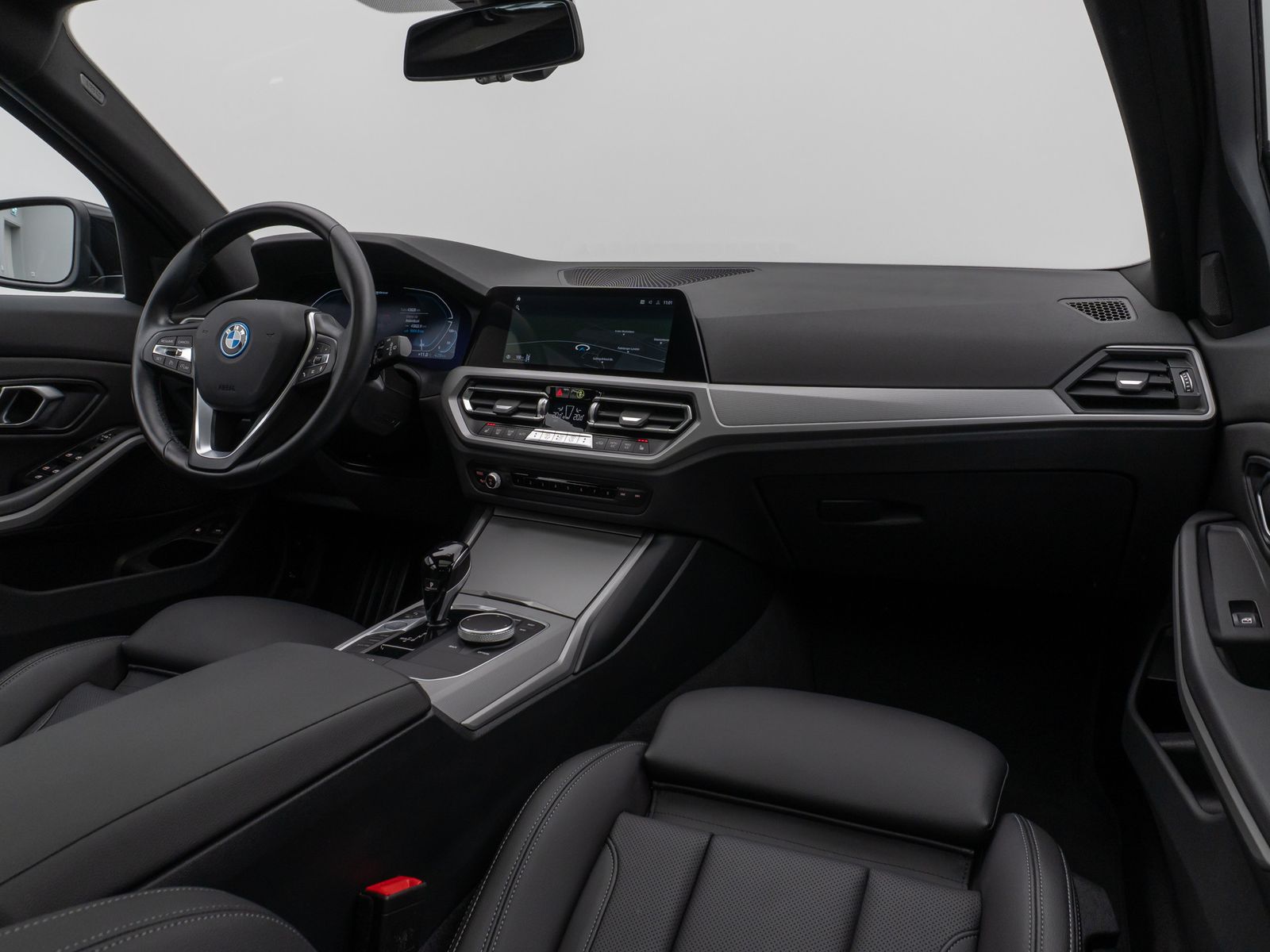 Fahrzeugabbildung BMW 320e xD Panorama Kamera DAB HiFi Alarm Sport LED