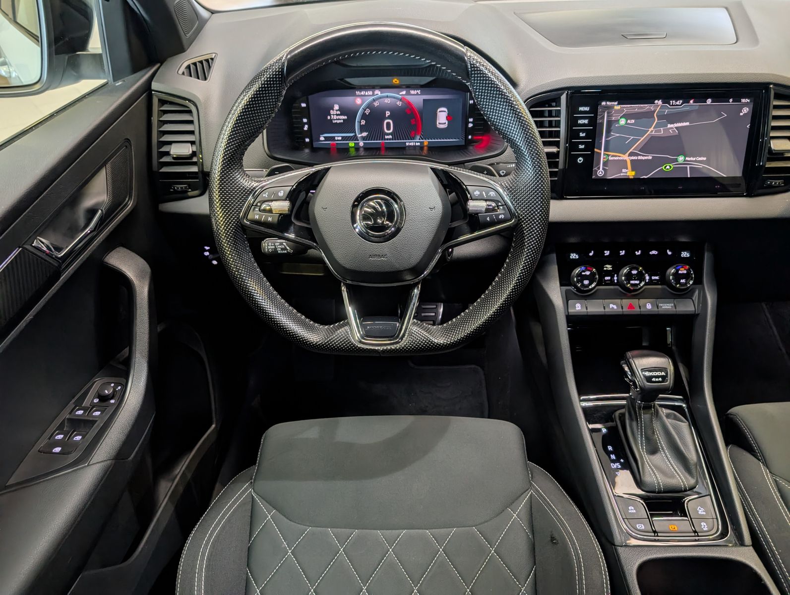 Fahrzeugabbildung SKODA Karoq 2.0 TDI DSG Sportline 4x4 ACC LED Cam AHK