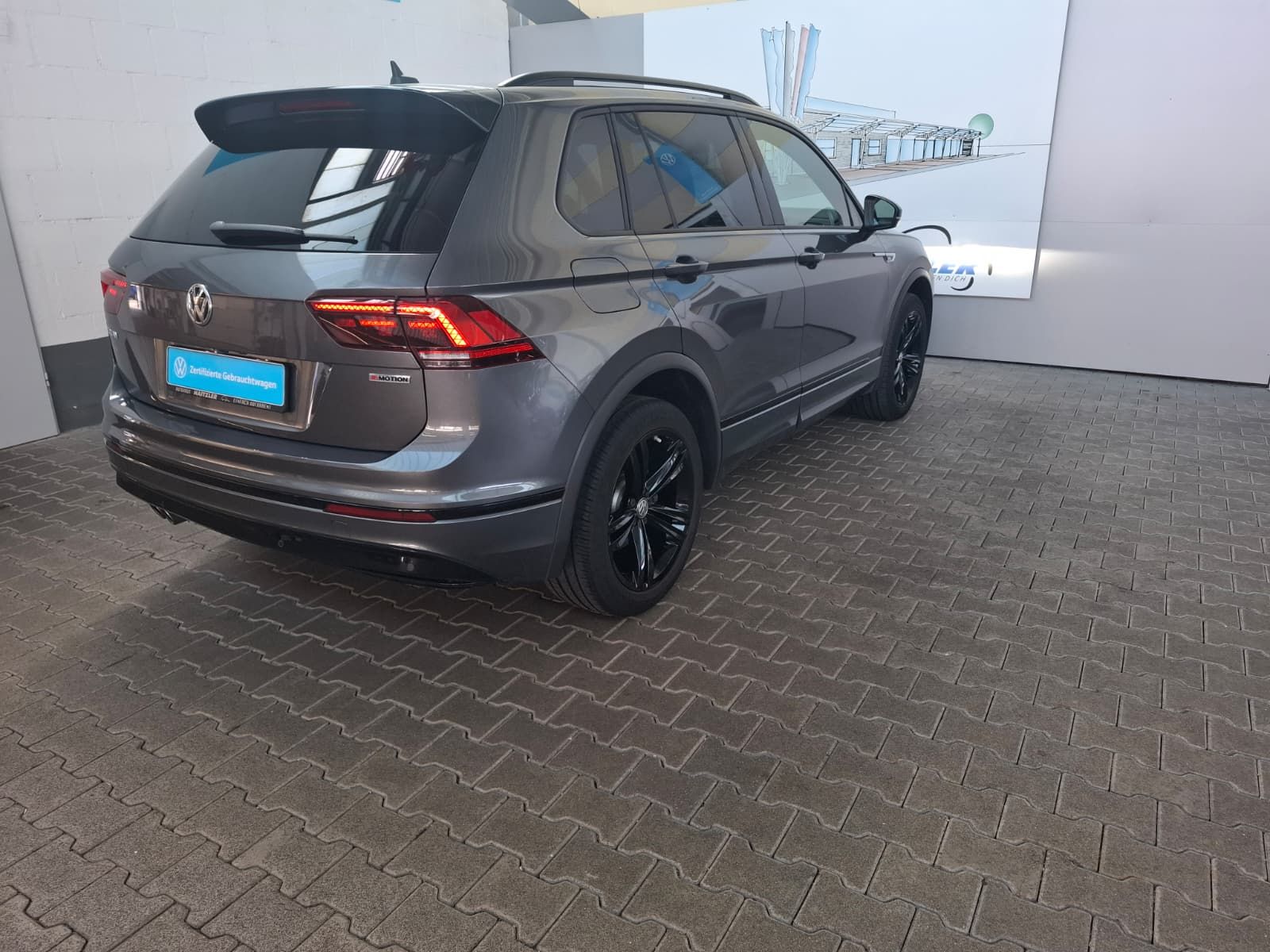 Fahrzeugabbildung Volkswagen Tiguan Highline 2.0TSI DSG 4-Motion R-Line + AHK