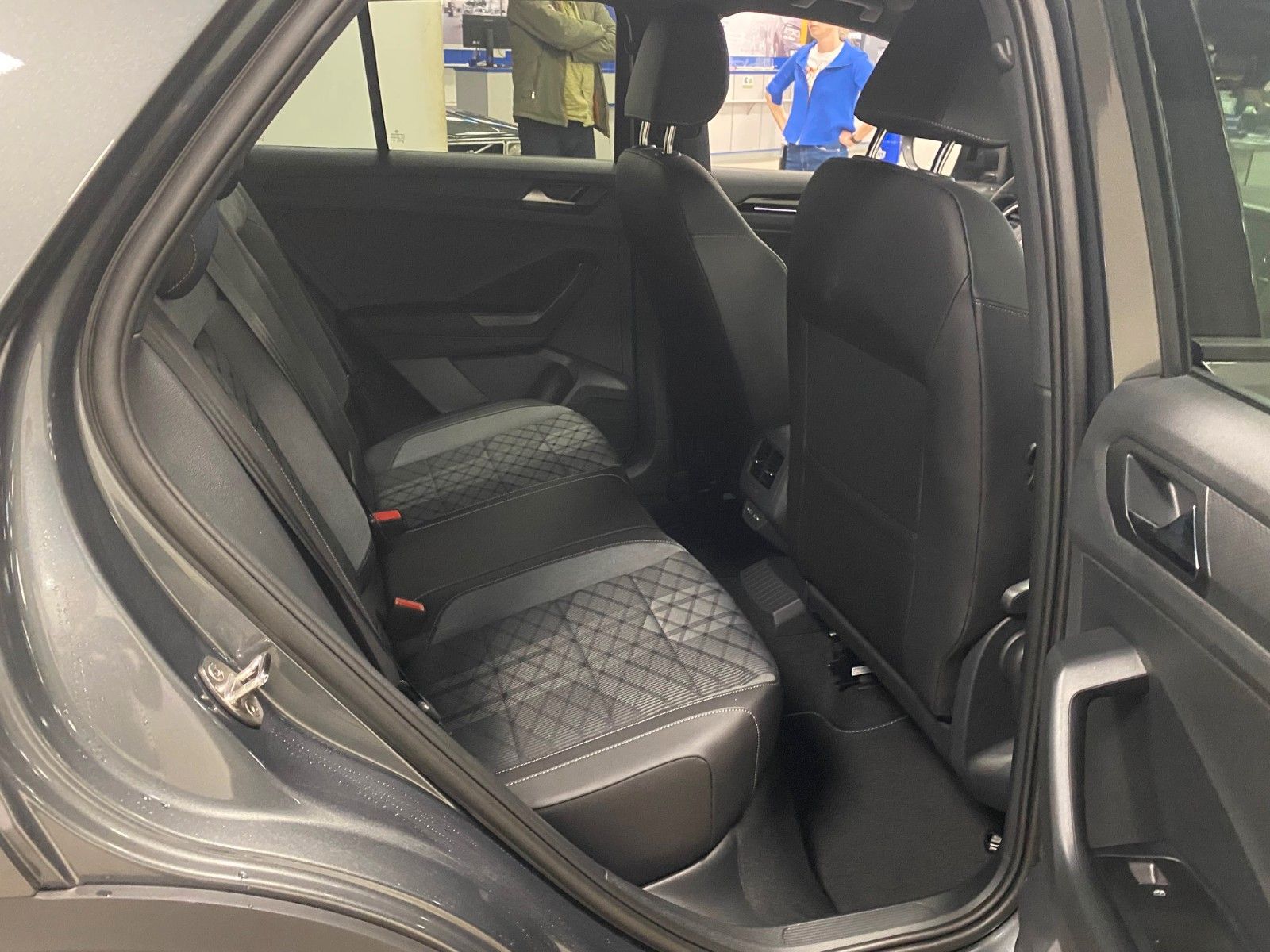 Fahrzeugabbildung Volkswagen T-Roc 1.5 TSI DSG R-Line+ACC+iQ Light MATRIX+18"