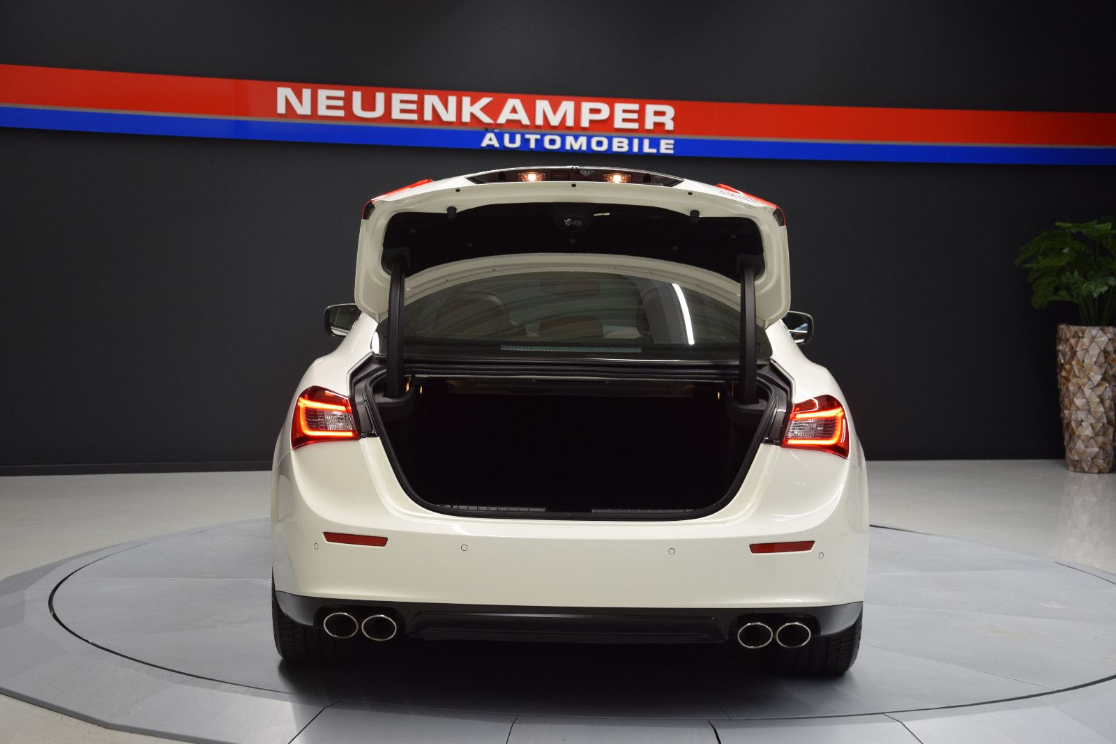 Fahrzeugabbildung Maserati Ghibli Diesel Schiebedach Memory B&W Sitzbelüft.