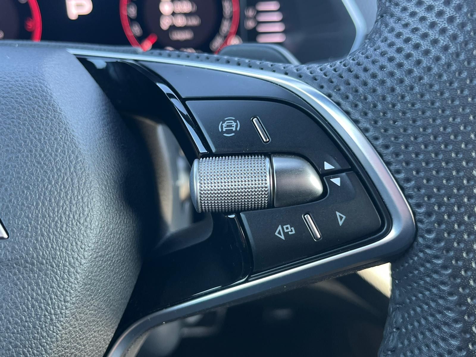 Fahrzeugabbildung SKODA Octavia 1.5 DSG Sportline PANO*MATRIX*AHK*5J.GAR