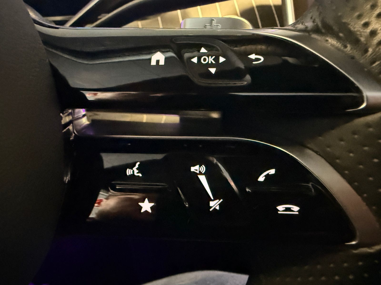 Fahrzeugabbildung Mercedes-Benz C 300TD/AMG/PANO/AMBIENTE/KAMERA/LED/MASSAGE