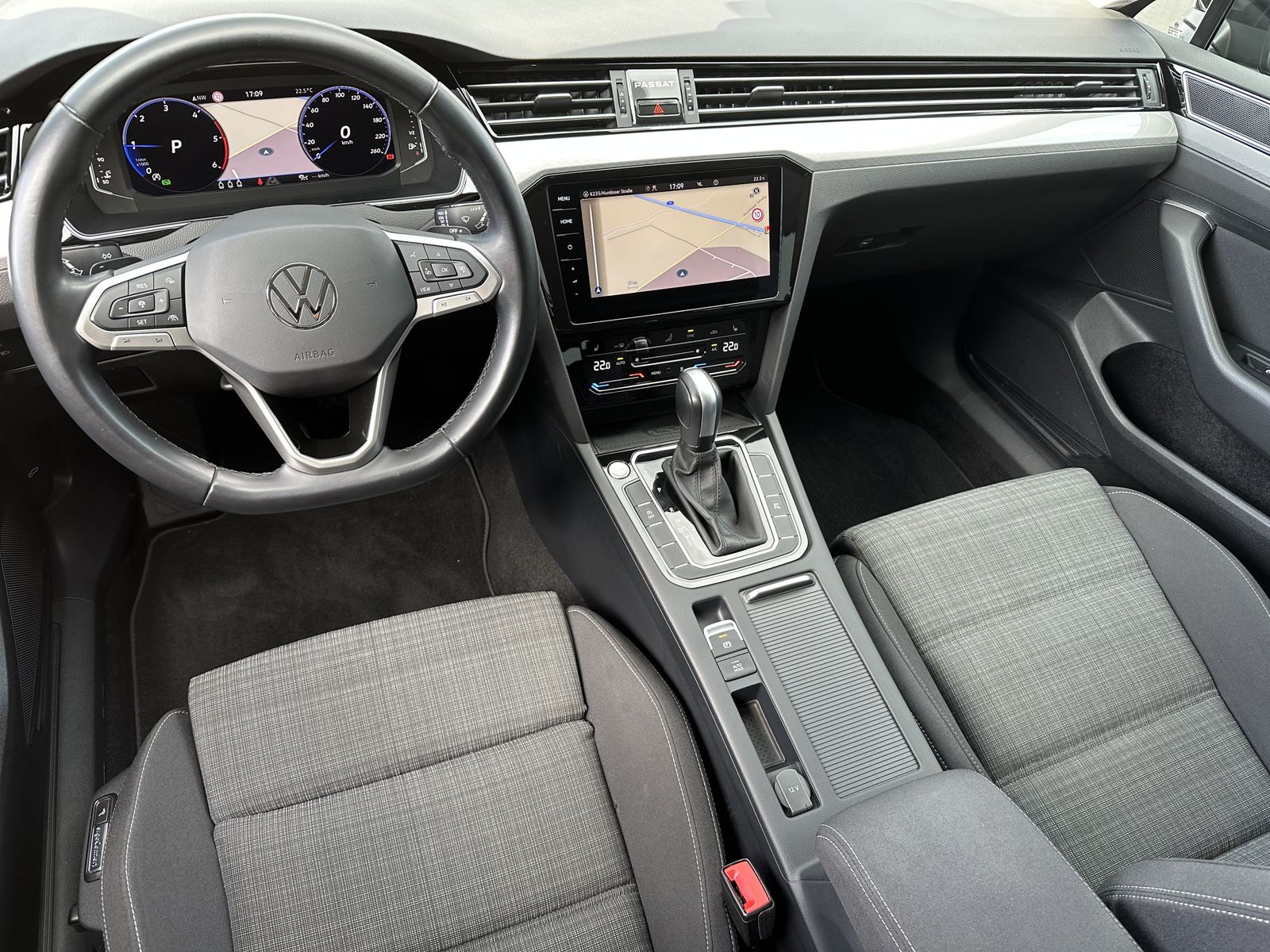 Fahrzeugabbildung Volkswagen Passat Variant 2.0 TDI DSG Business NAV+LED+360°