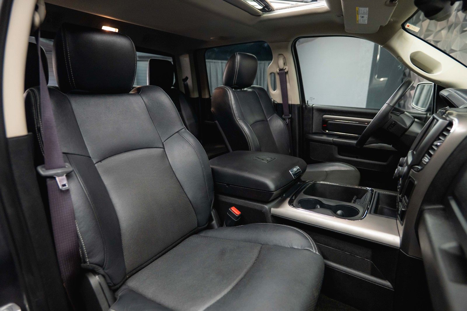 Fahrzeugabbildung Dodge RAM 5.7 V8 HEMI 4x4 Sport OFFROAD NightPaket 19%