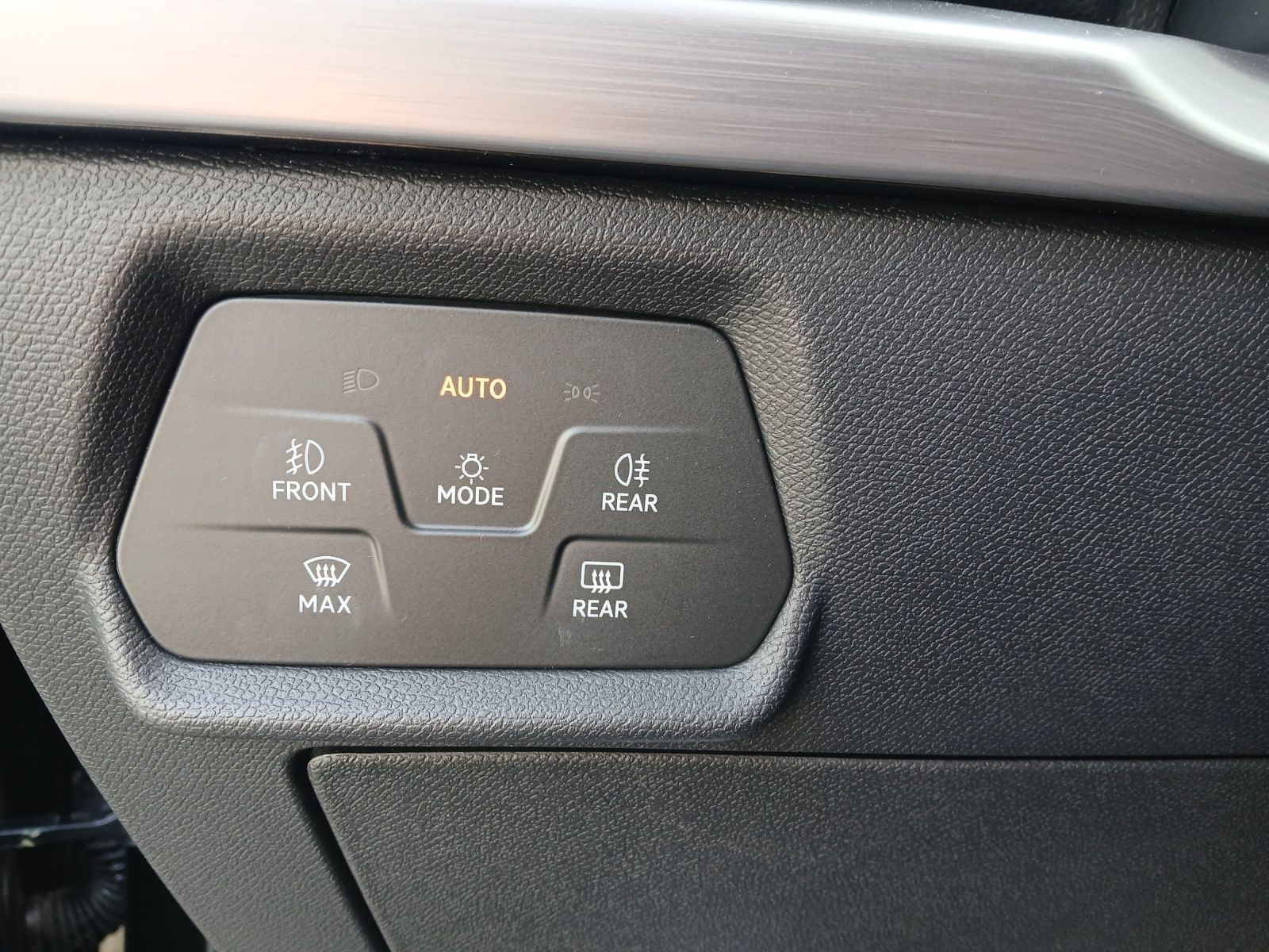 Fahrzeugabbildung SEAT Leon eTSI FR DSG STH LED Navi ACC RFK SH LM