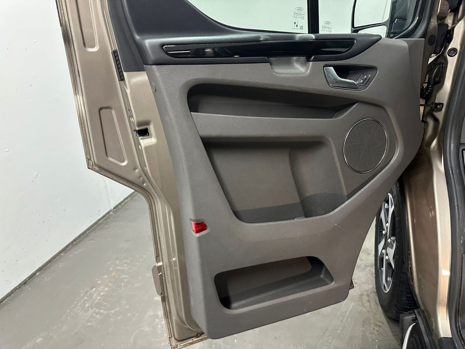 Fahrzeugabbildung Ford Tourneo Custom L1H1 Active*SDH*AHK*8-SITZE*XENON