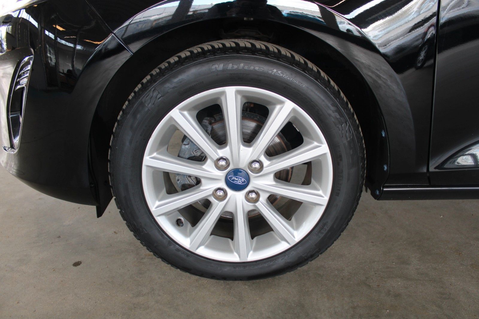 Fahrzeugabbildung Ford Fiesta Titanium 5-T KLIMA Allwetter PDC WinterP.