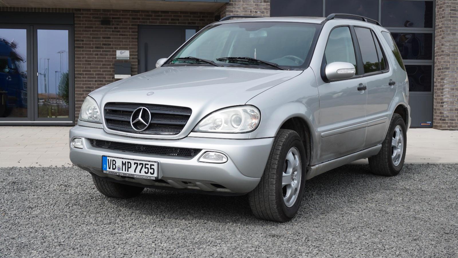Mercedes-Benz ML270 2004 — rear view