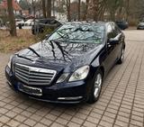 Mercedes-Benz E 200 Scheckheft Gepflegt / TÜV 10/27 - Mercedes-Benz E 200 mit Diesel-Antrieb: Blau, Limousine