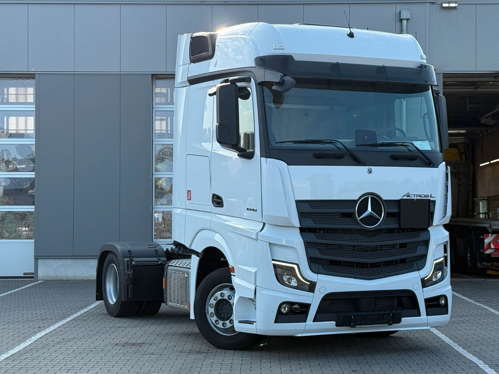 Fahrzeugabbildung Mercedes-Benz Actros 1848 LS BigSpace mit ADR