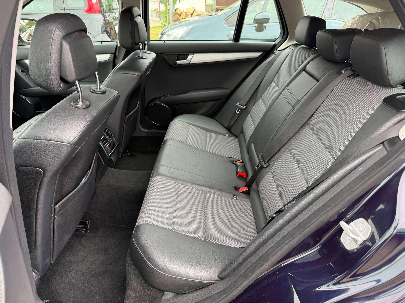 Mercedes-Benz C230 2008 — photo 17