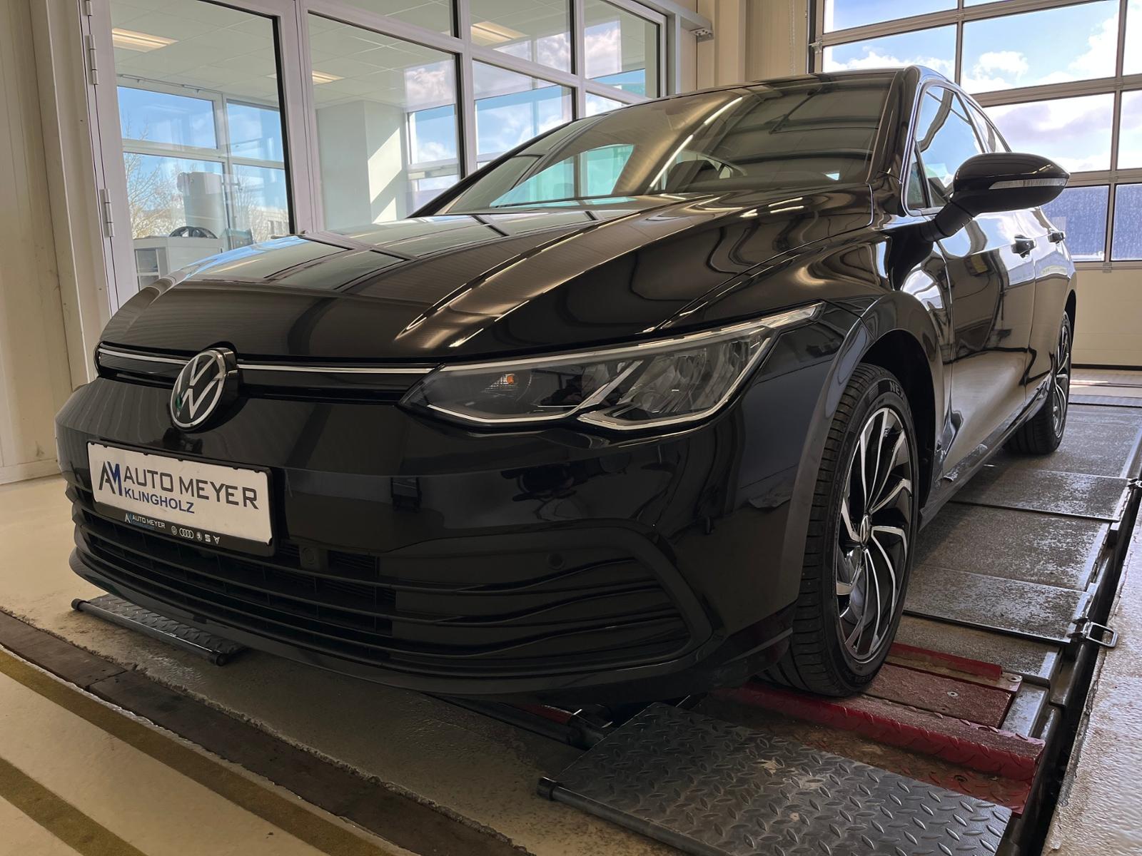 Volkswagen Golf VIII Life 1.0 eTSI DSG Navi Harman & Kardon