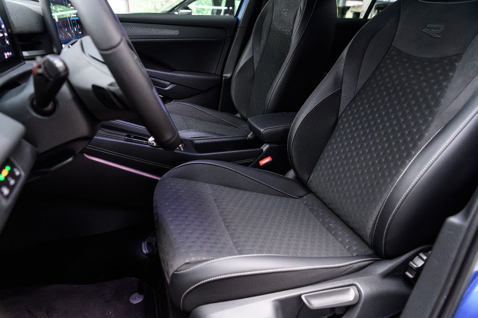 Fahrzeugabbildung Volkswagen T-Roc  1.5l TSI  DSG R-Line Black Style