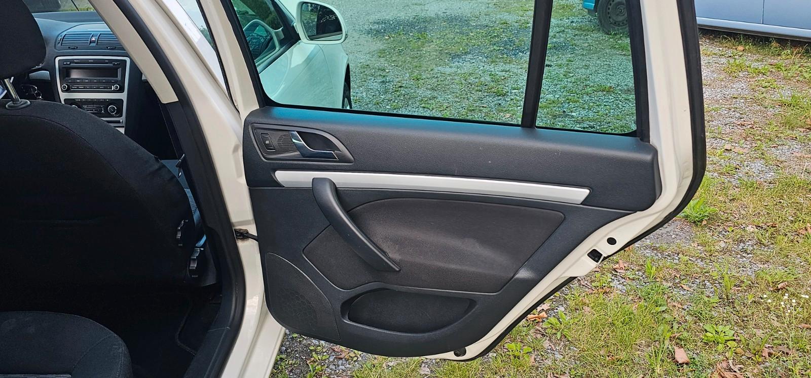 Skoda Octavia 2011 — фото 12