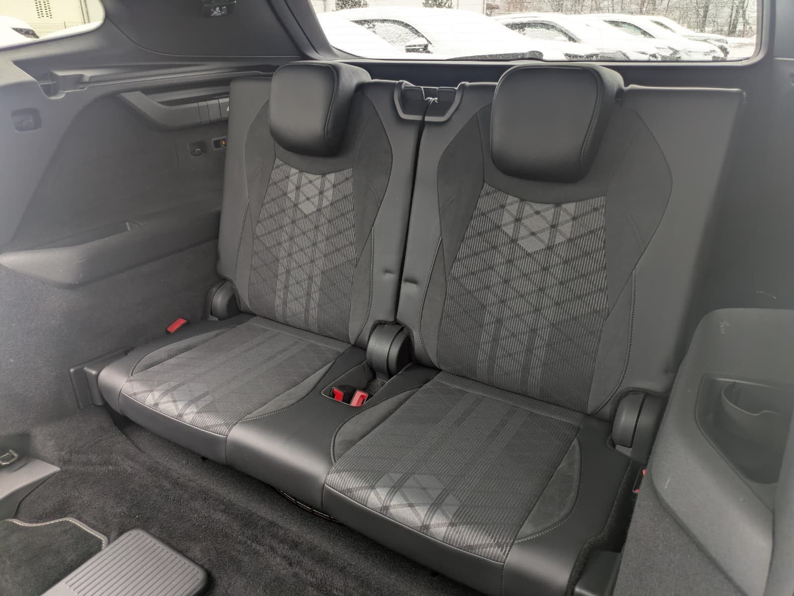 Fahrzeugabbildung Volkswagen Tayron 2.0 TDI 4M R-Line 7Si*MATRIX*AHK*PANO*HUD