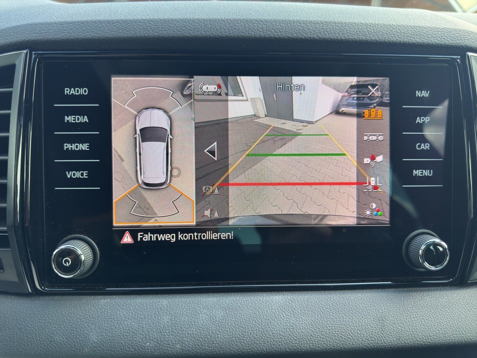 Fahrzeugabbildung SKODA Karoq 2.0 TSI Sportline 4x4/AHK/PANO/360°/ACC/