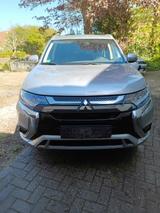 Mitsubishi Plug-in Hybrid Outlander 2.4 MIVEC PLUG-IN H... - silberne Mitsubishi Plug-in Hybrid Outlander