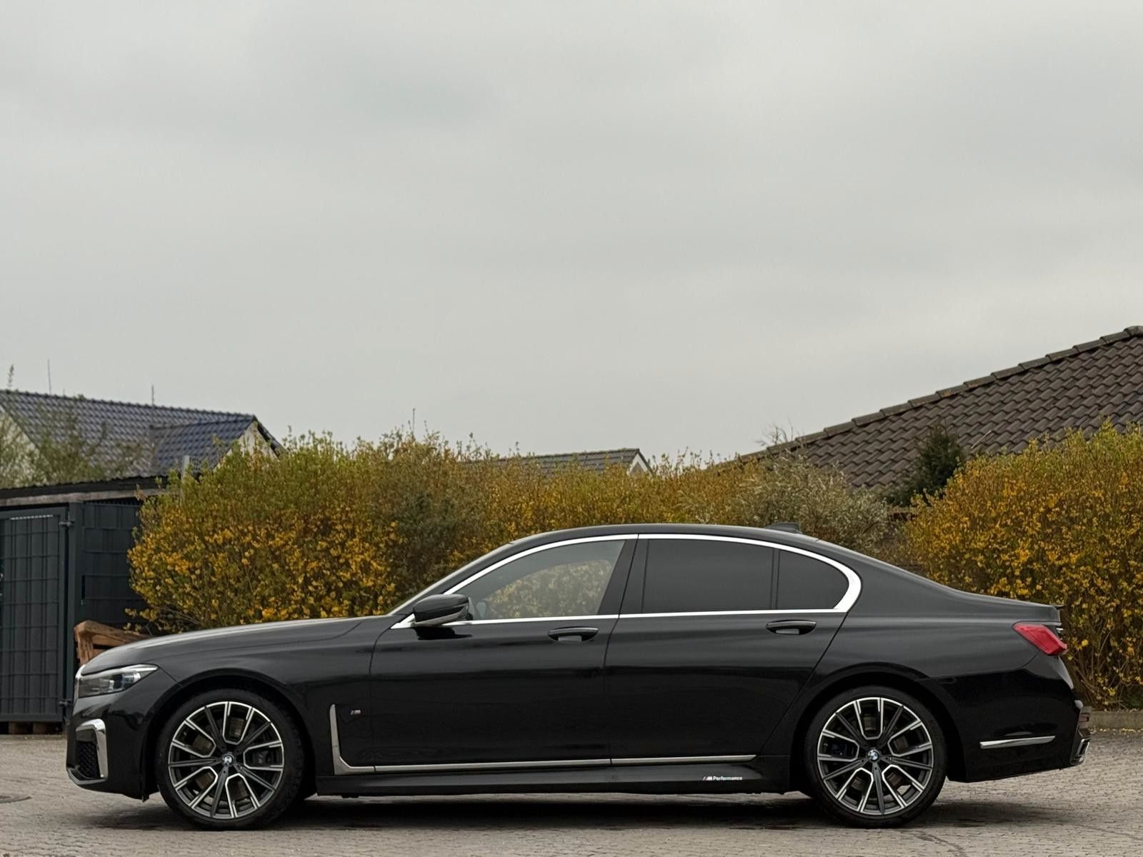 BMW 750 i xDrive M-SPORTPAKET*LASER*HUD*SOFT*B&amp;W