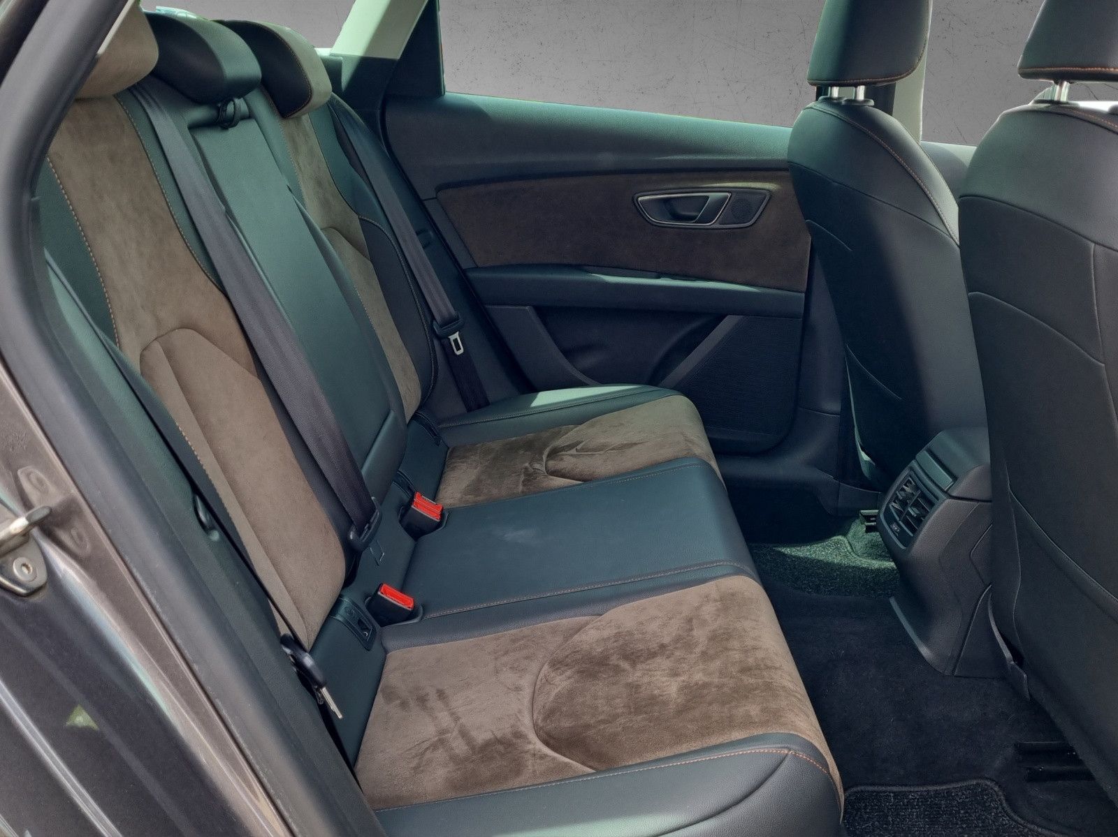 Fahrzeugabbildung SEAT Leon ST X-Perience 4Drive 1,8 TSI DSG GRA AHK