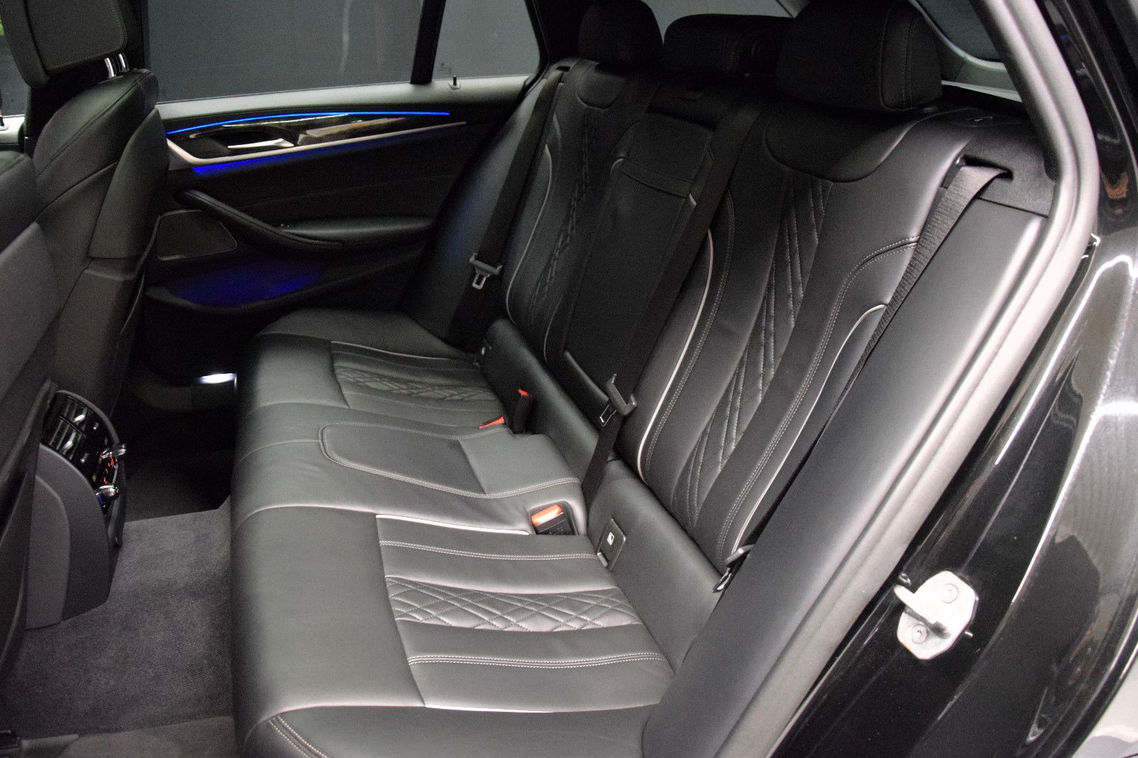 Fahrzeugabbildung BMW M550d xDr Tour Pano H/K HuD ACC Sitzlüft Massage