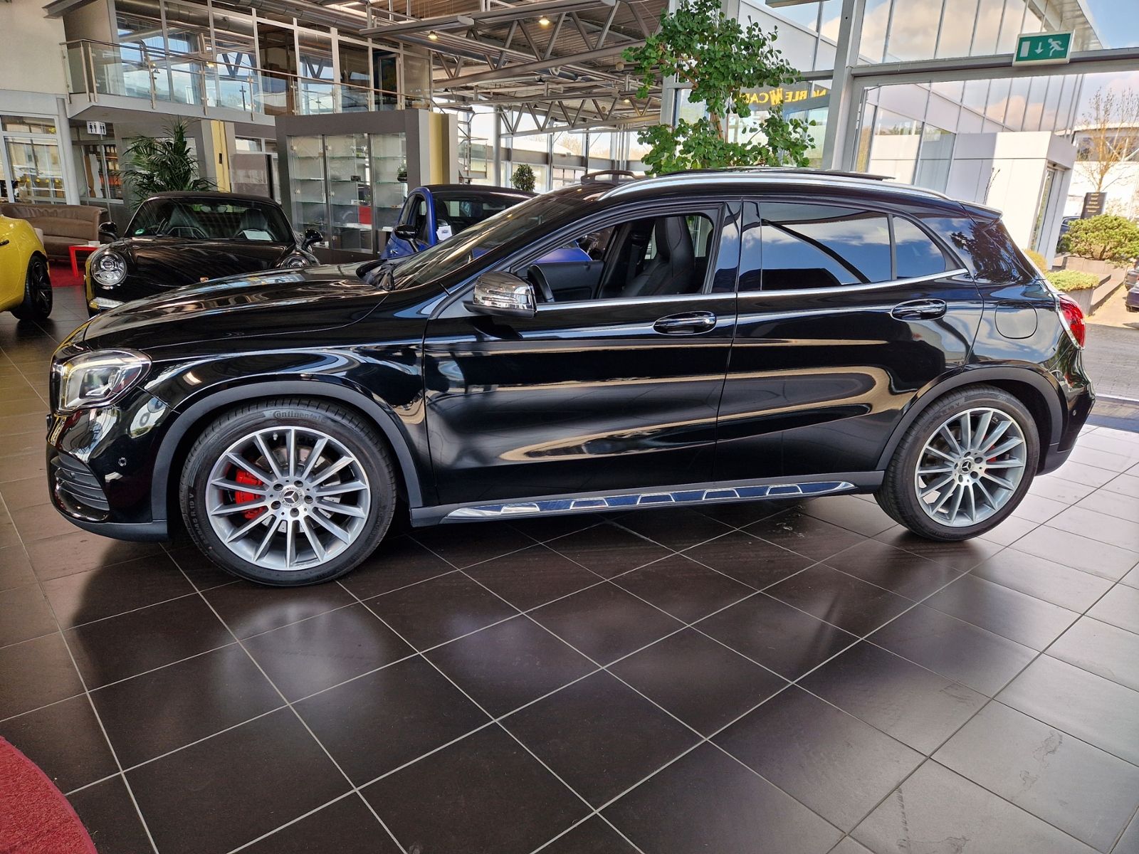 Fahrzeugabbildung Mercedes-Benz GLA 250 4Matic AMG-LINE PANO LED