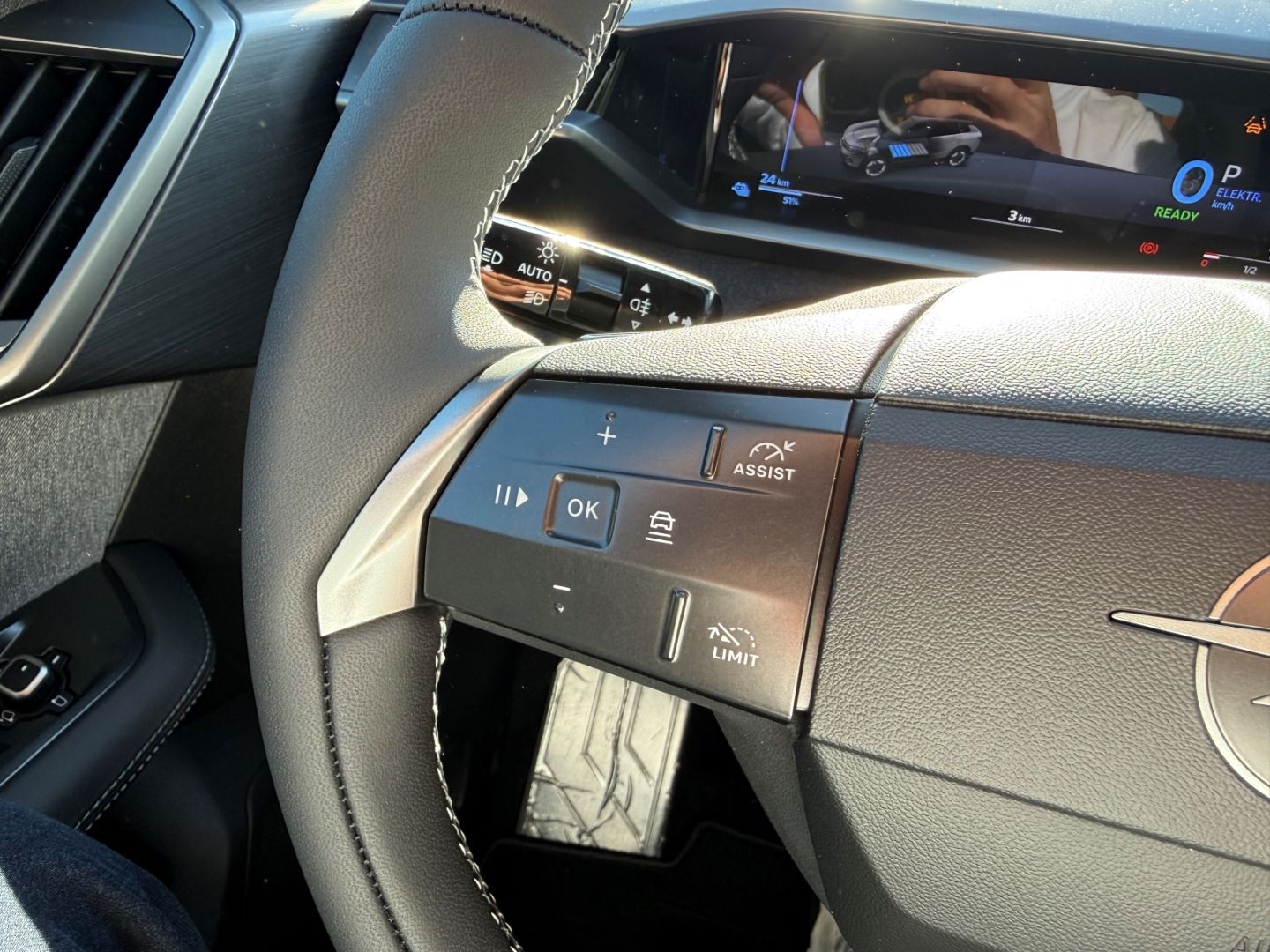 Fahrzeugabbildung Opel Grandland 1.6 Plug-in-Hybrid mit AHK+Allwetter