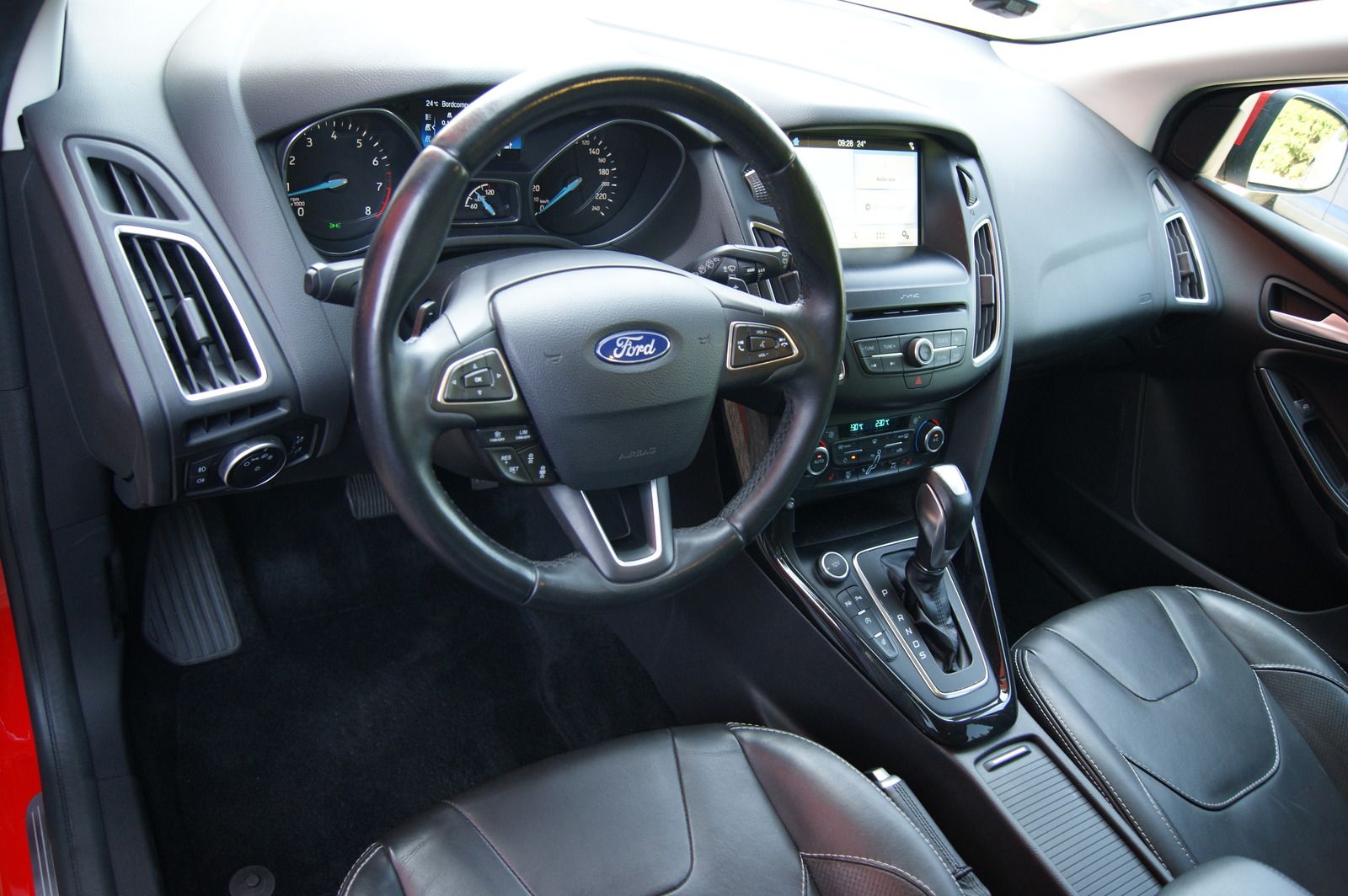 Fahrzeugabbildung Ford Focus Turnier 1.5 Titanium Aut RACEROT ACC STHZG