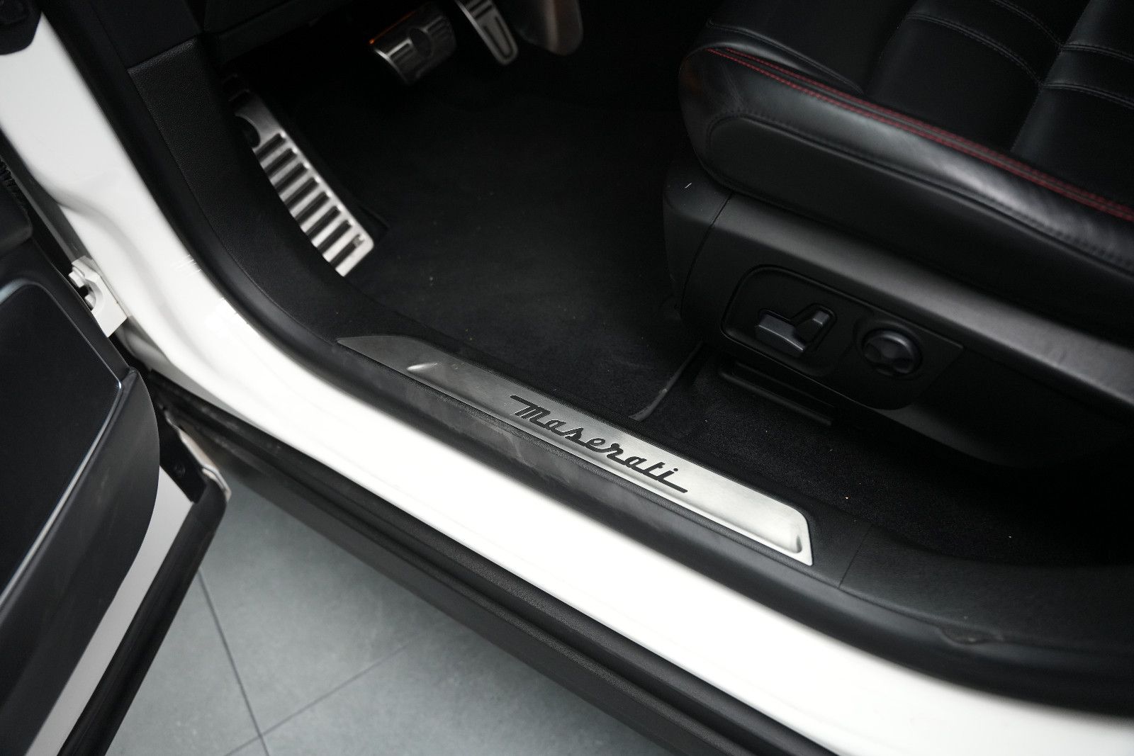 Fahrzeugabbildung Maserati Levante S/CARBON/HARMAN-KARDON/KAMERA/BRD