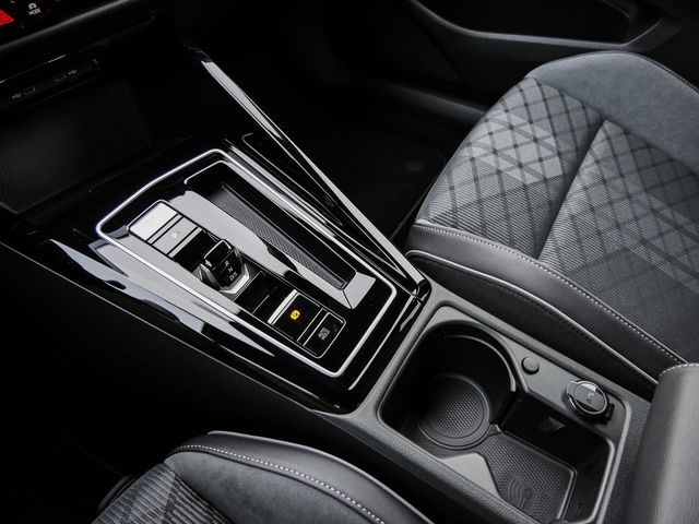 Golf VIII 2.0 TDI R-Line SHZ MATRIX-LED NAVI ACC
