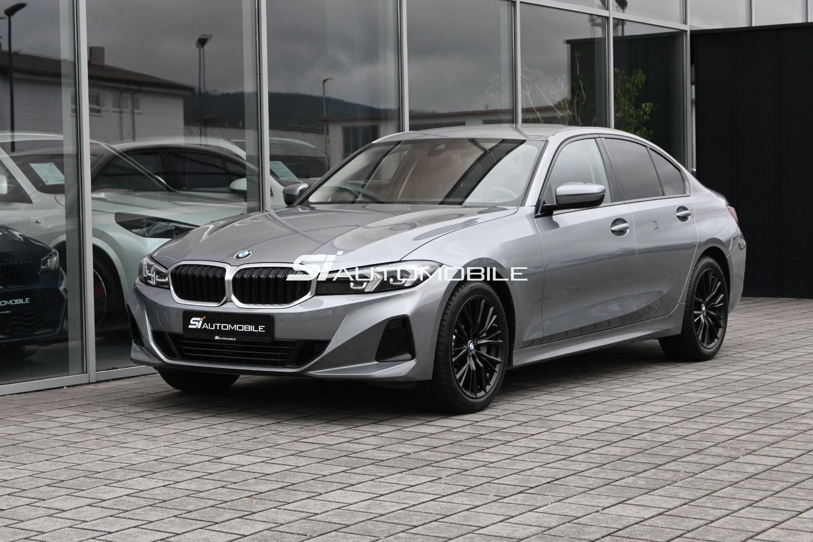 Fahrzeugabbildung BMW 330d xDrive °HEAD-UP°PRIVACY°STANDHEIZUNG°8FACH