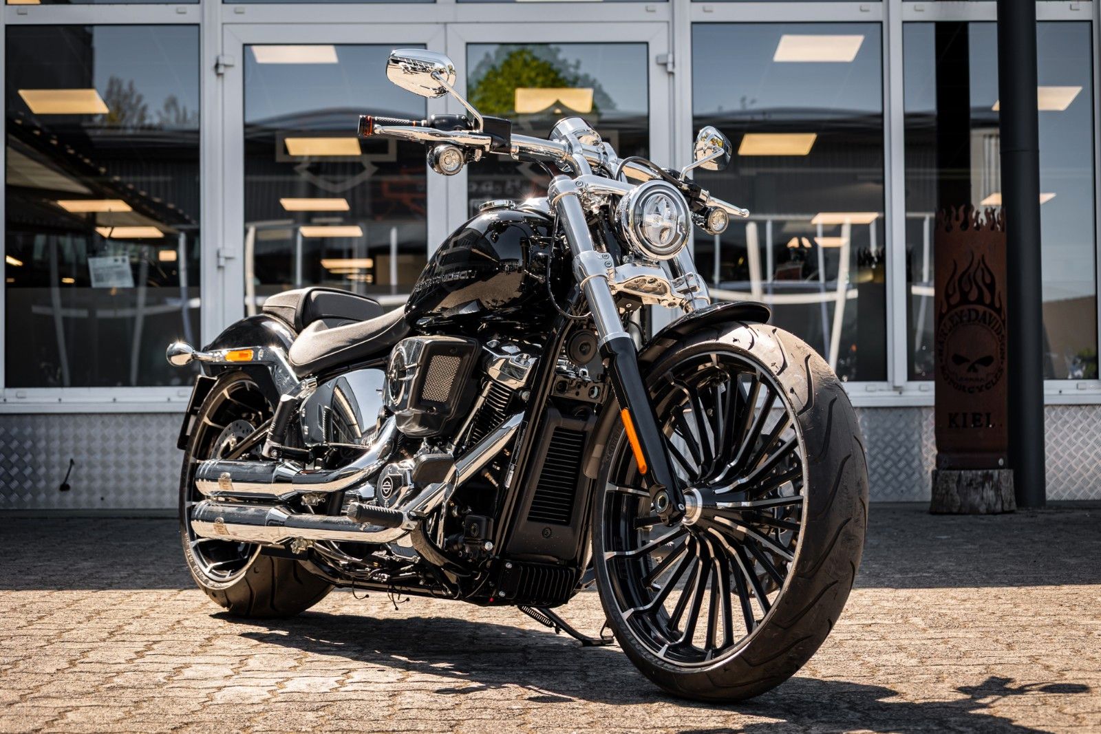 Fahrzeugabbildung Harley-Davidson BREAKOUT FXBR 117 ci - Jekill & Hyde