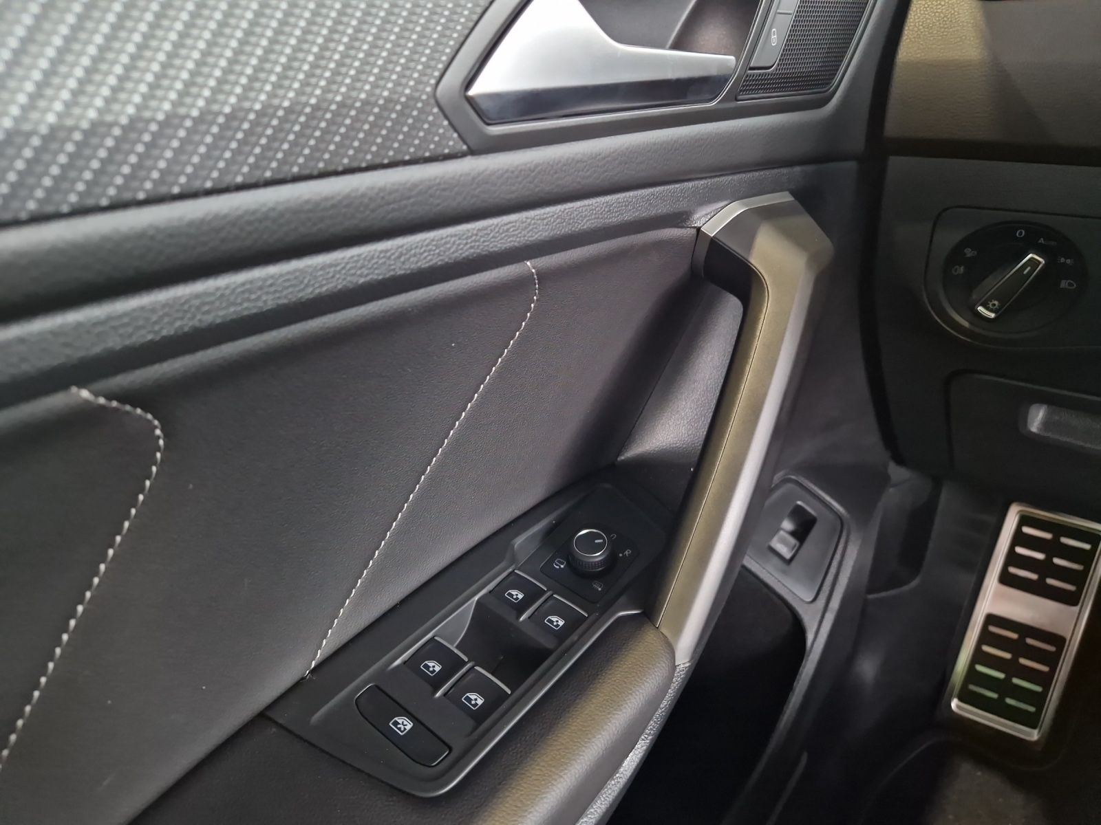 Fahrzeugabbildung Volkswagen Tiguan Allspace TDI R-Line Black 4M 7Si MATRIX A