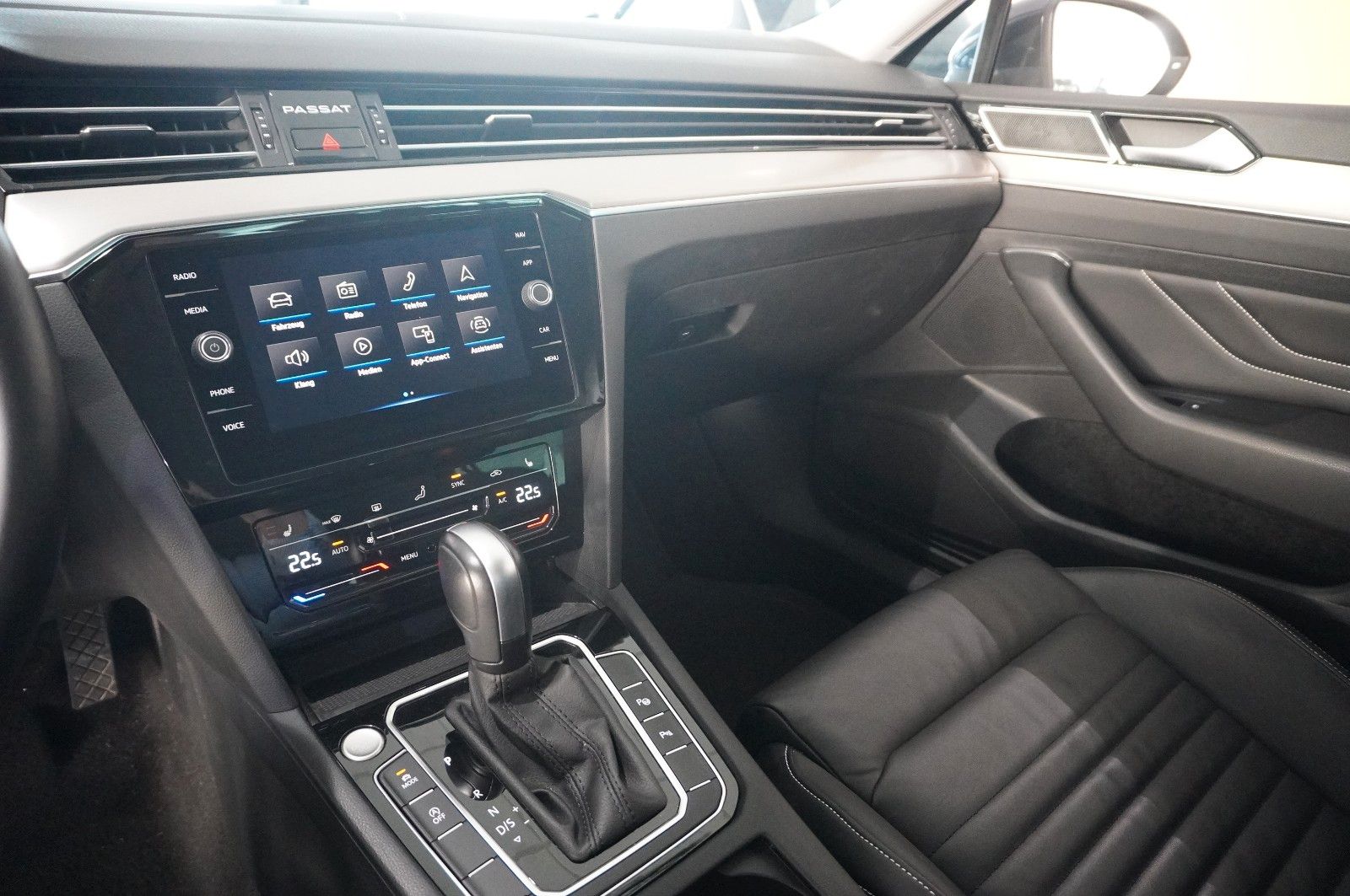 Fahrzeugabbildung Volkswagen Passat Vari. 2.0 TDI R-LINE 4M NAVI/KAMERA/AHK
