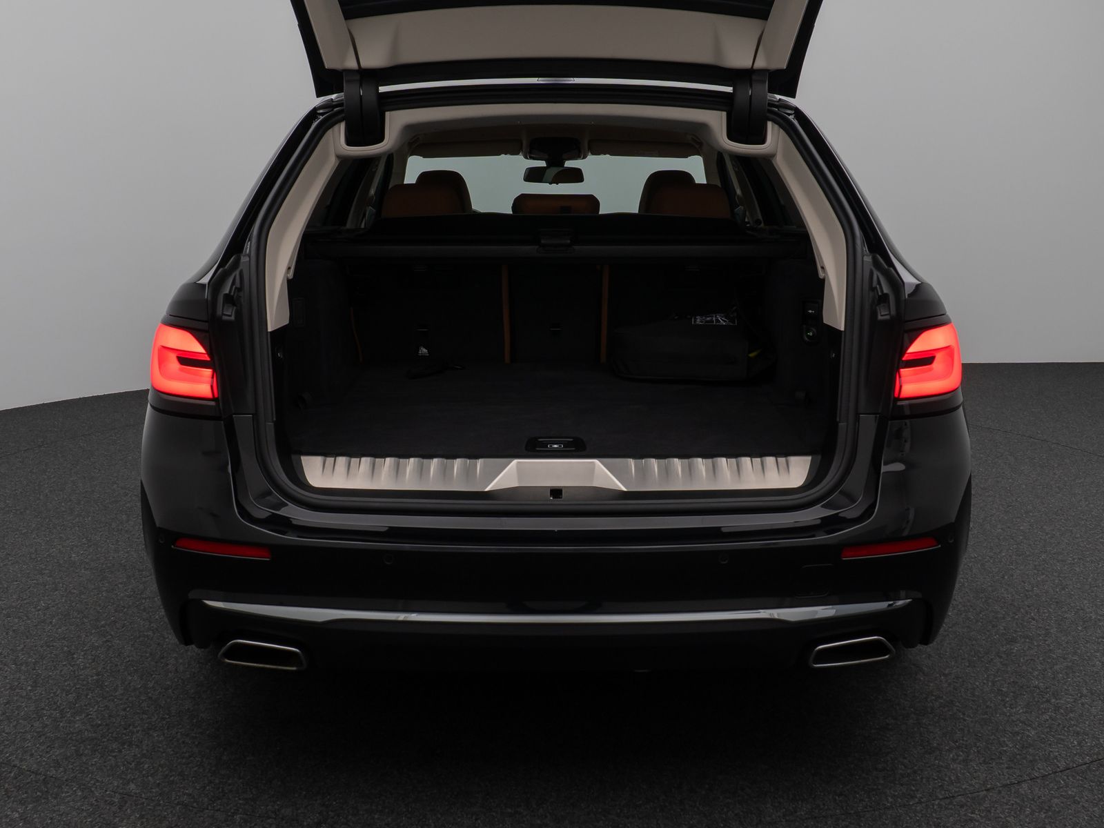 Fahrzeugabbildung BMW 530e xD LuxuryLine 360°HUD DAB AHK Komfort Sport