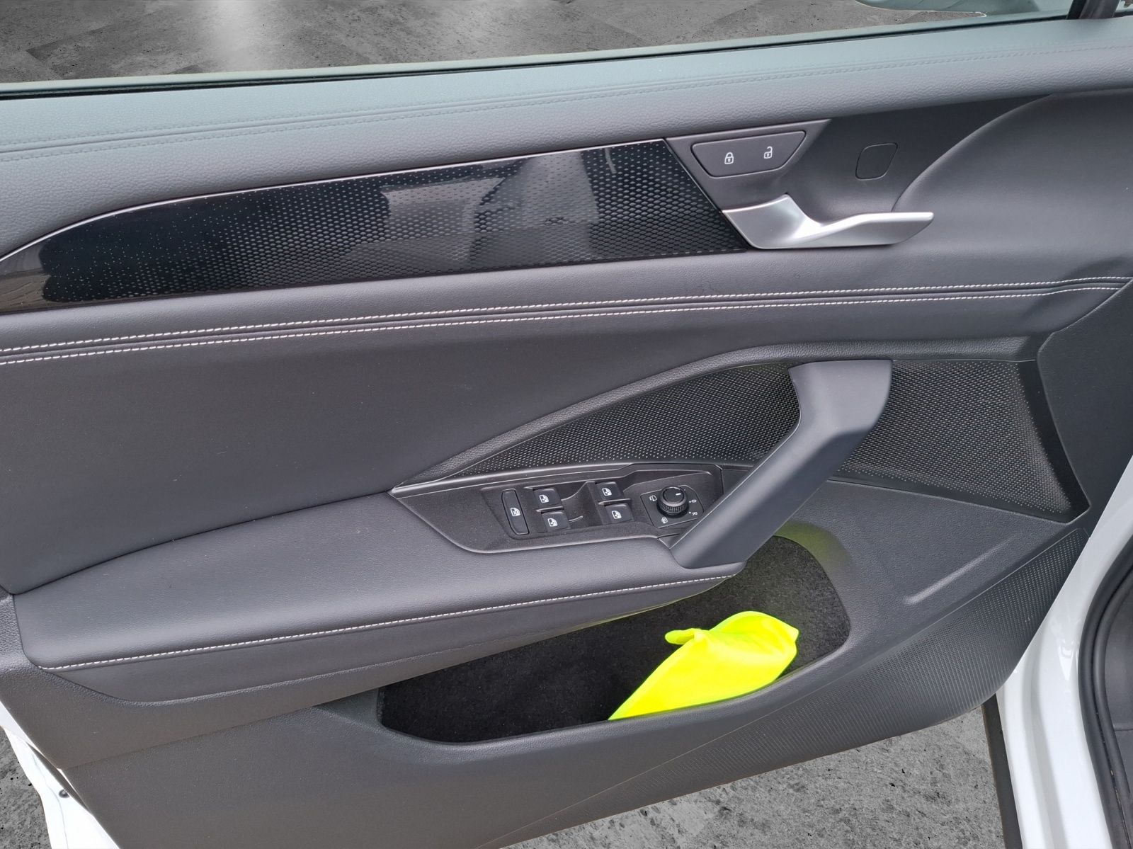 Fahrzeugabbildung Volkswagen Tiguan eTSI Life DSG LED Navi ACC RFK AHK SH