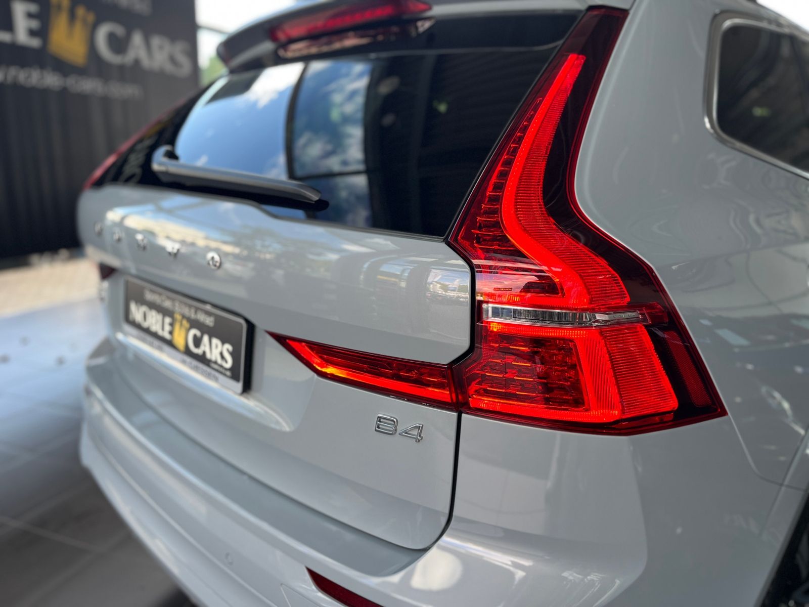 Fahrzeugabbildung Volvo XC60 Core 2WD STNDHZ LED NAV SHZ 19"