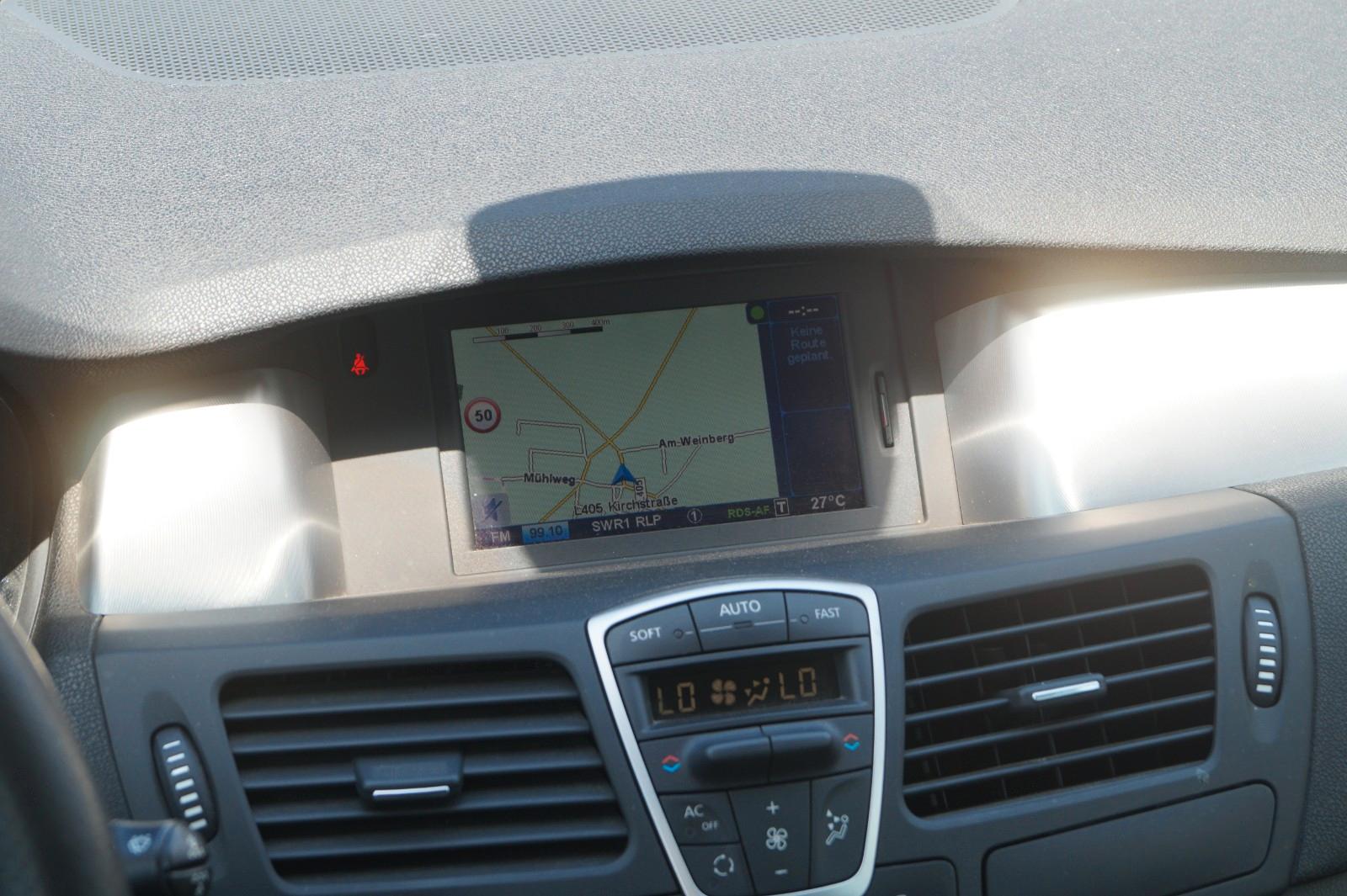 Renault Laguna 2010 — photo 17