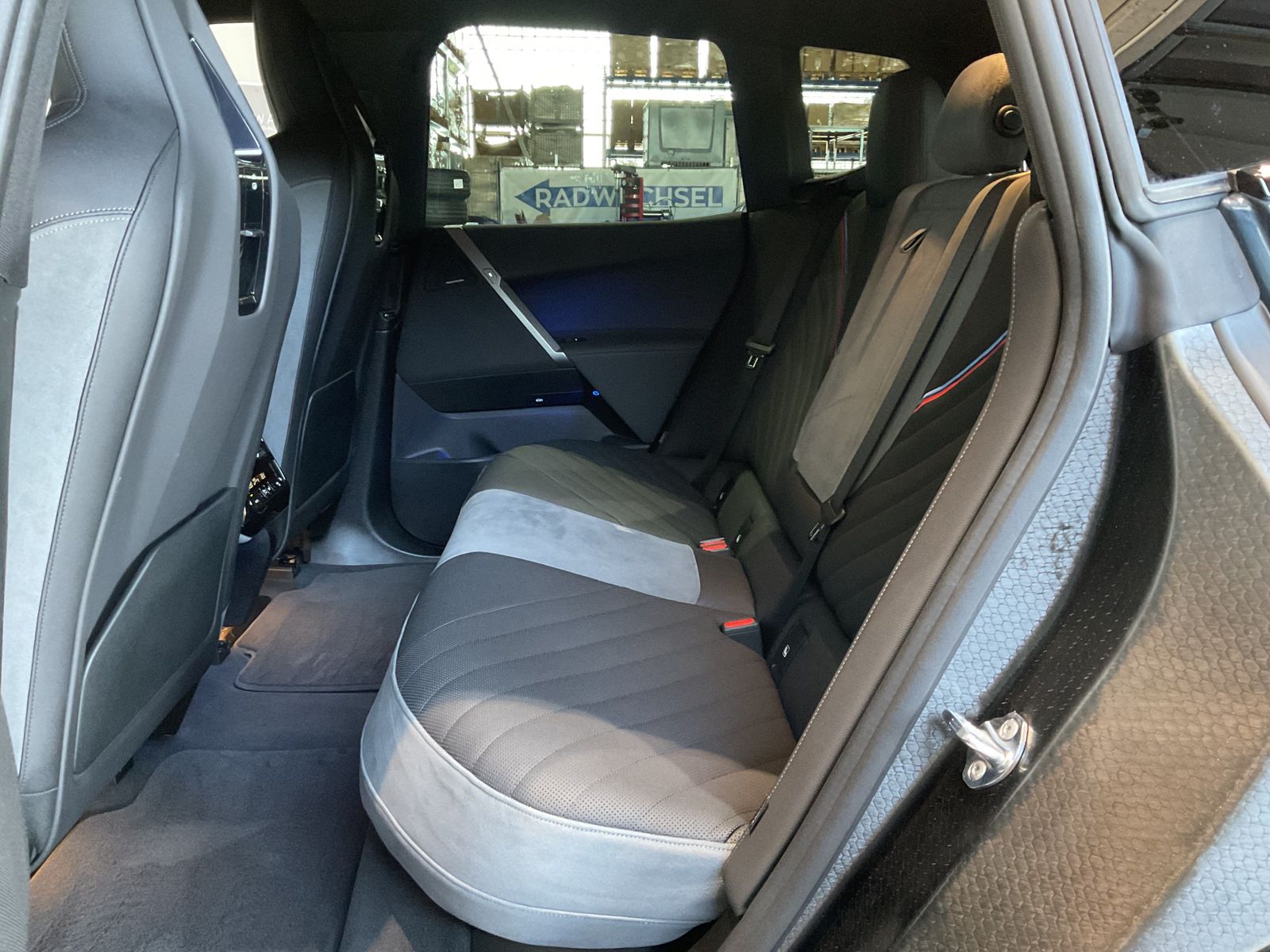 Fahrzeugeinzelansicht 13 Fahrzeugabbildung BMW iX xDrive60 |2-Achs Luftfed. |Sitzbelüft. |M Spo