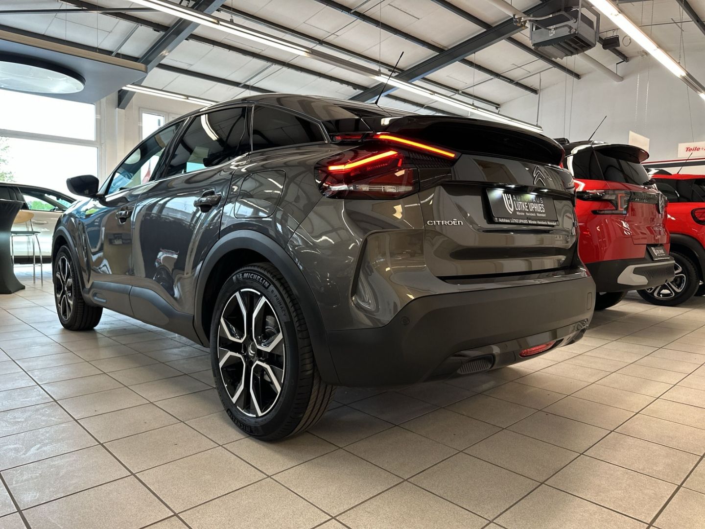 Fahrzeugabbildung Citroën C4 e- Shine 100 Navi 360 Kamera SHZ CarPlay DAB