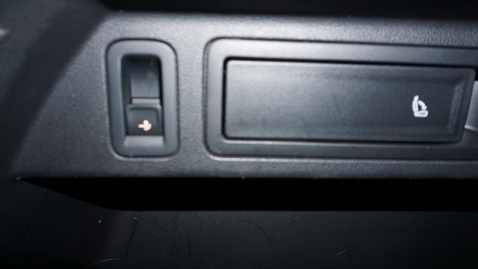 Fahrzeugabbildung Volkswagen Tiguan 4Motion R line *PANO*KAMERA*PERLMUTT*