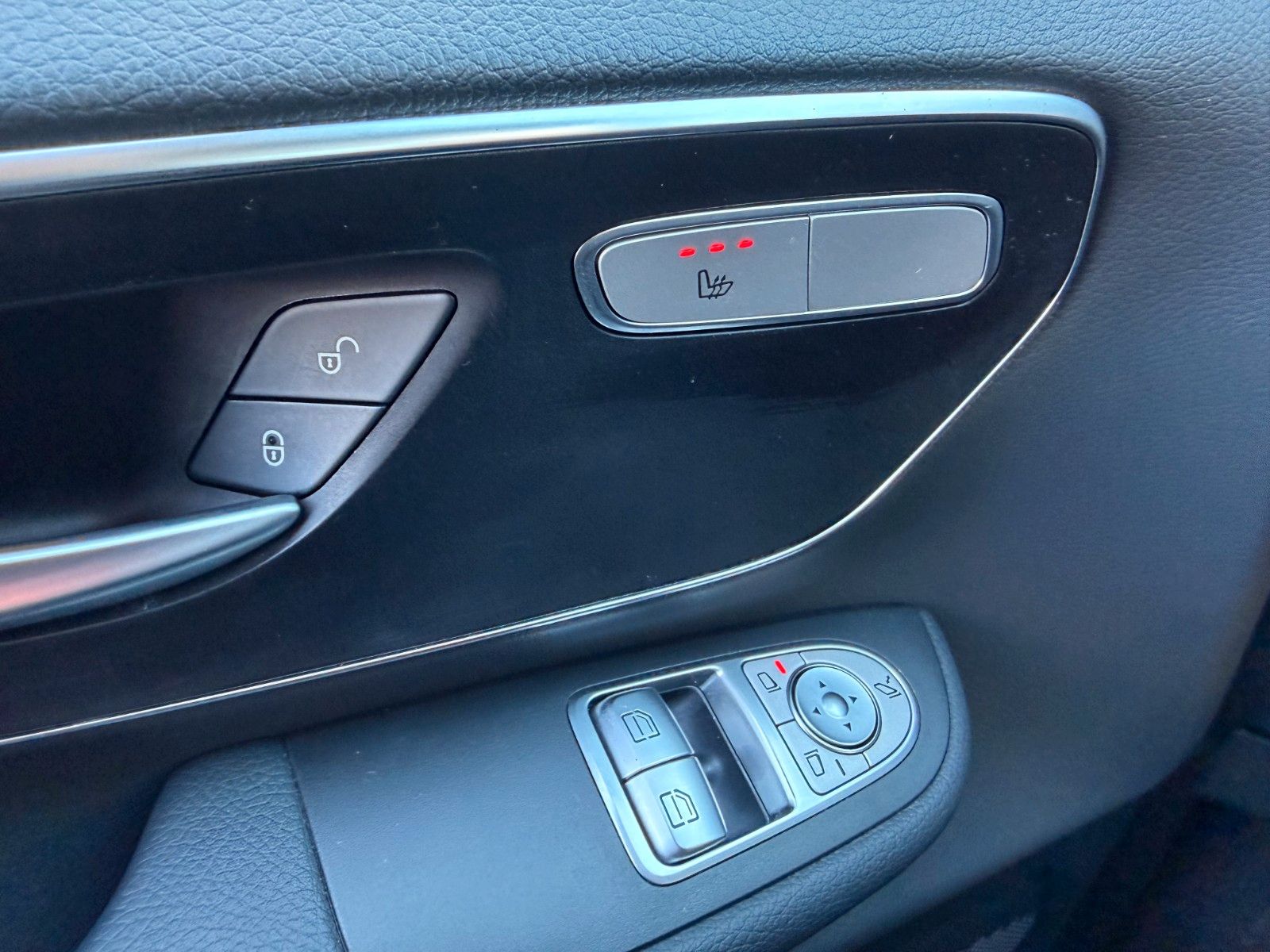 Fahrzeugabbildung Mercedes-Benz V 220 d STYLE AMG DISTRONIC AHK2,5to NIGHT Liege