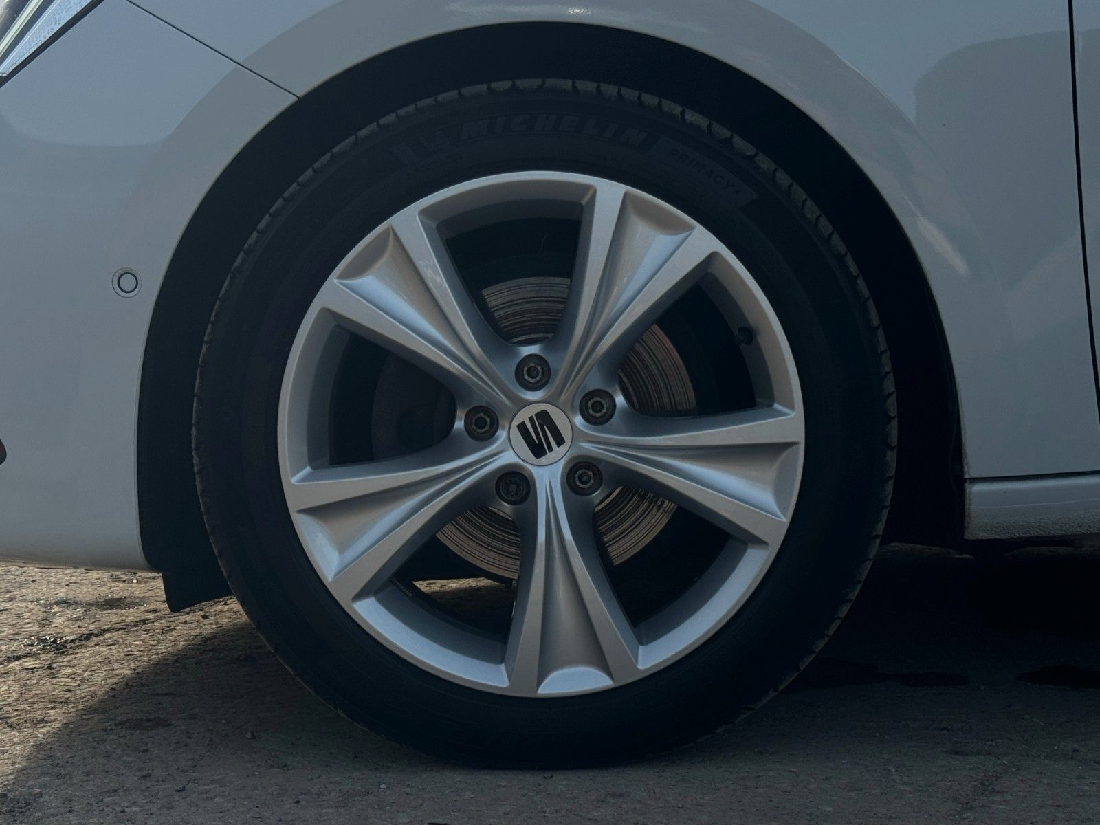 Fahrzeugabbildung SEAT Leon 1.5 TSI FR ACC LED VC SHZ LHZ Kam Ambiente