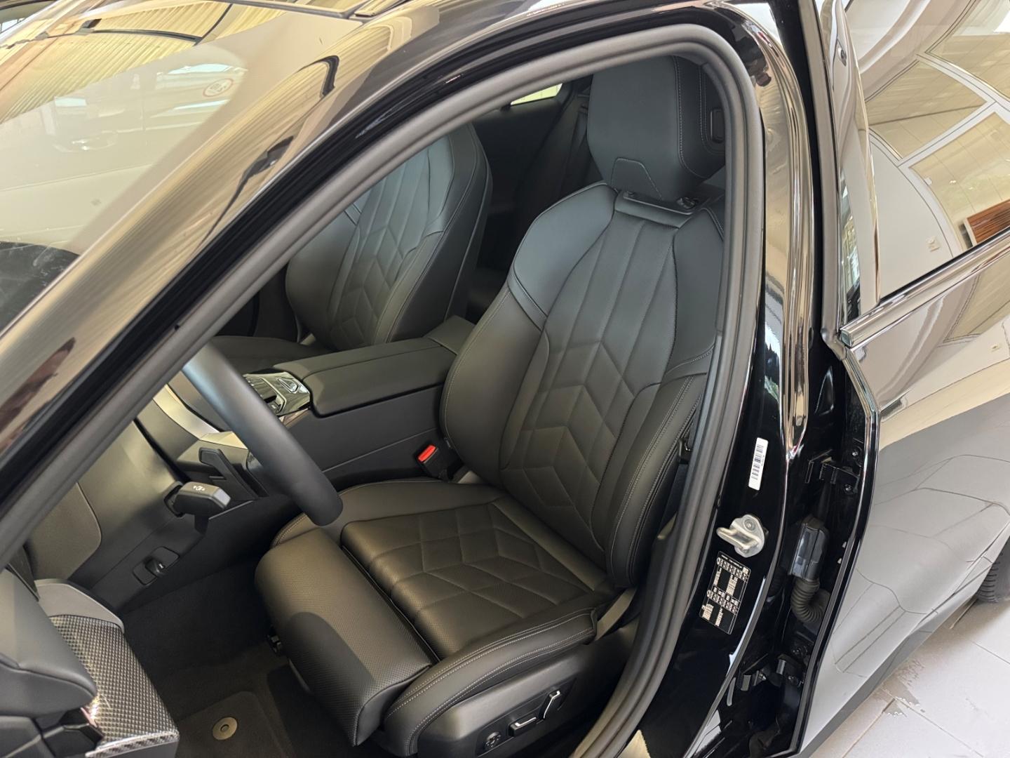 BMW 520 i MSPORT HEADUP+ANHÄNG.KUPPL.+STANDHZ.+PANO+