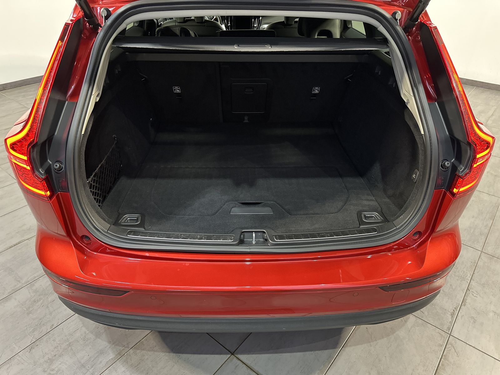 Fahrzeugabbildung Volvo V60 B4 Core NAV+LED+AHK+KAMERA+17ZO+DIGDISPLAY