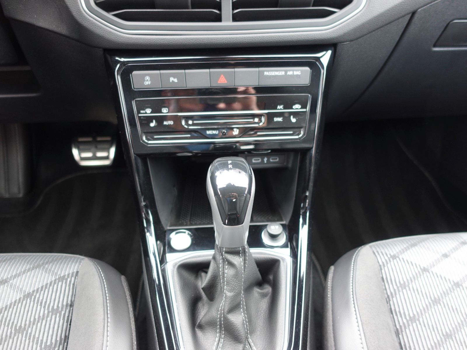 Fahrzeugabbildung Volkswagen T-Cross 1.5 TSI OPF DSG R-Line I.Hd/AHK/Matrix/.