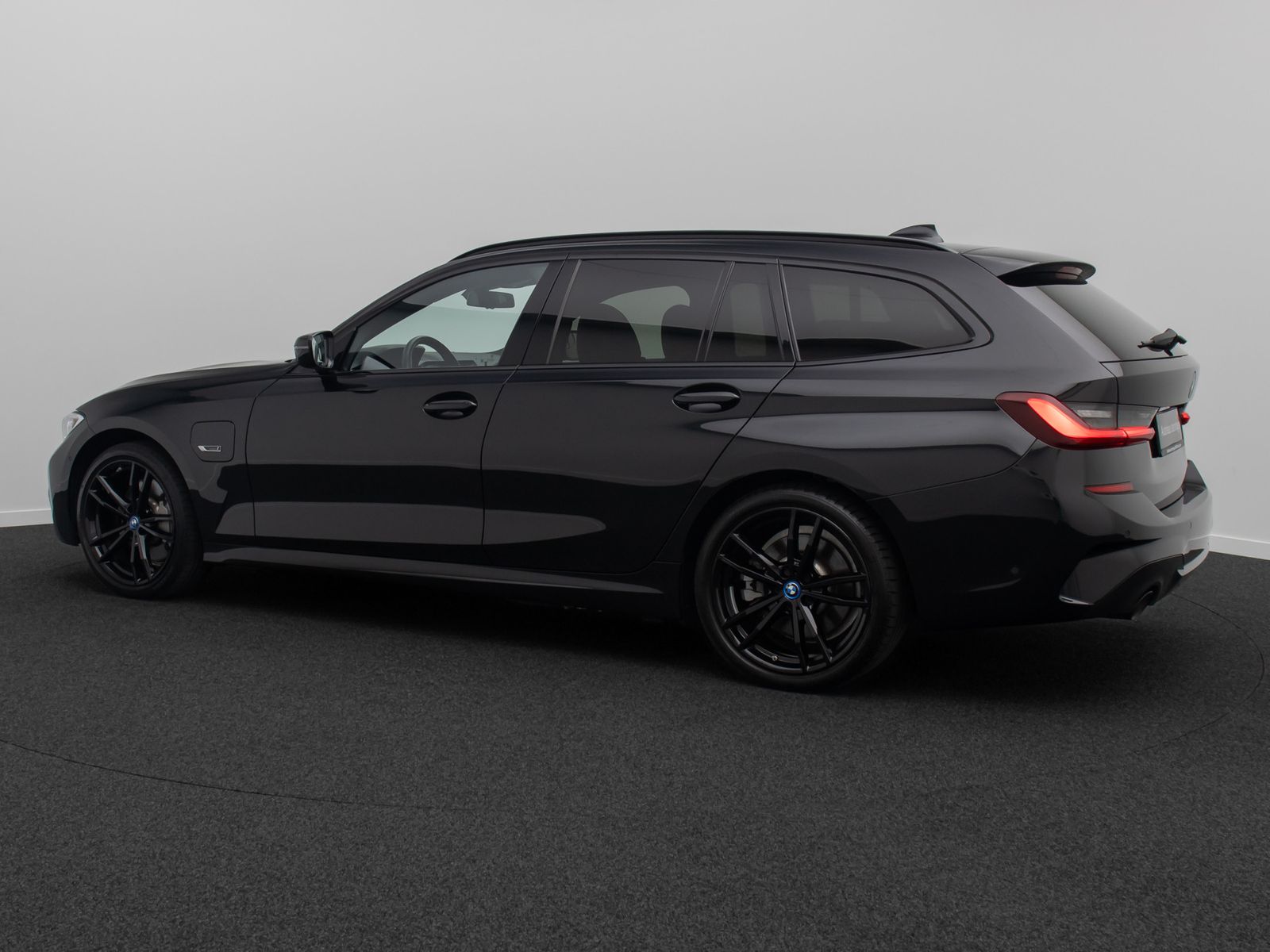 Fahrzeugabbildung BMW 330e M Sport DAB HiFi Laser HUD Panorama AHK 19"