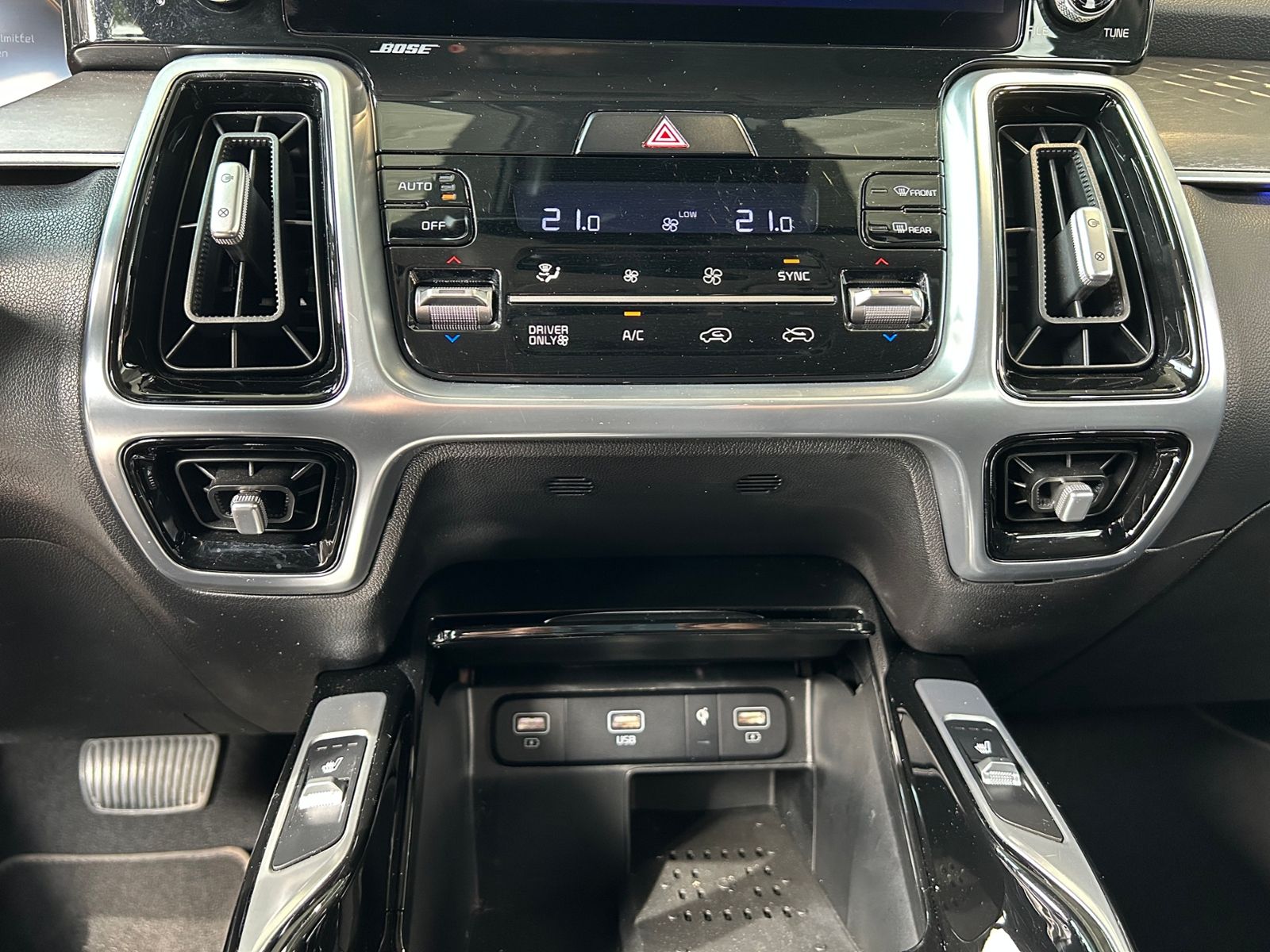 Fahrzeugabbildung Kia Sorento Hybrid HEV Spirit 2WD LEDER LED NAV 19"
