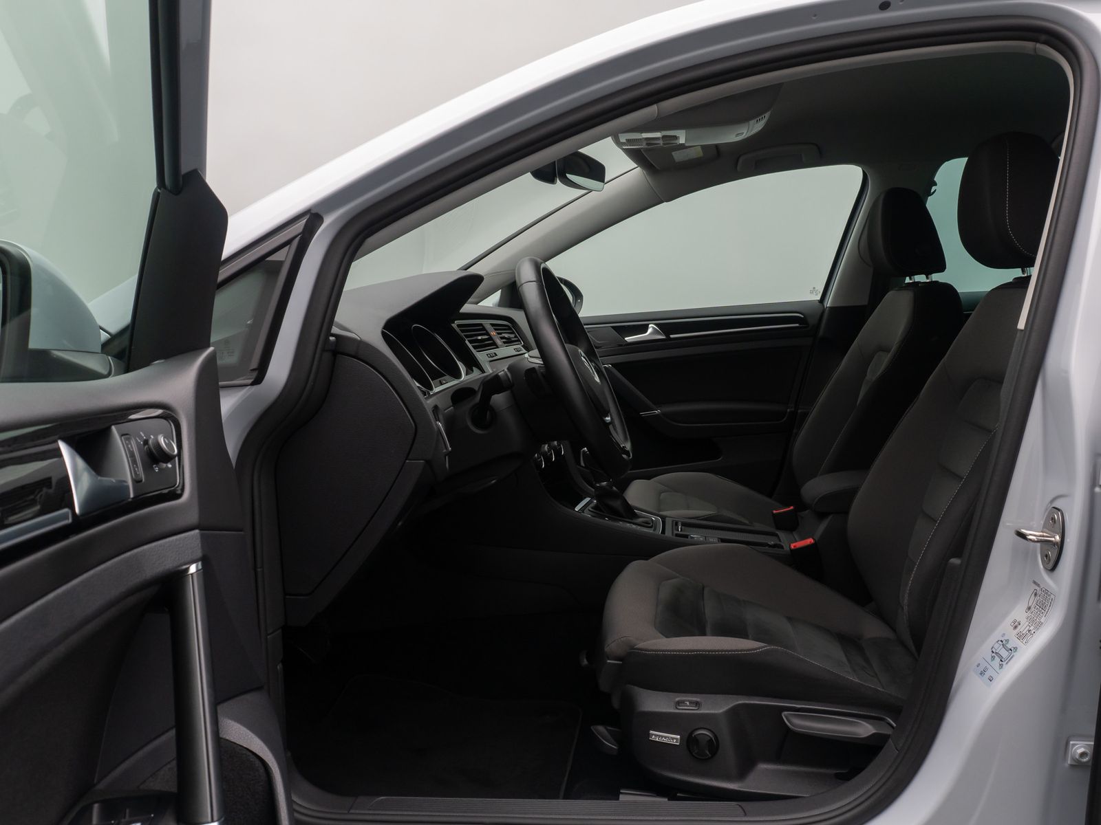 Fahrzeugabbildung Volkswagen Golf Highline PDC ACC Massage HiFi Sportsitz LM